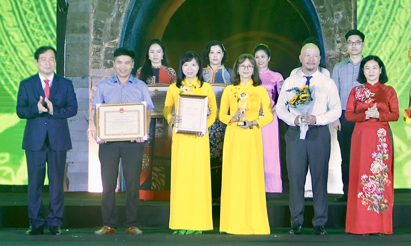 Phó Trưởng ban Tuyên giáo Trung ương Phan Xuân Thủy và Phó Bí thư Thường trực Thành ủy Hà Nội Nguyễn Thị Tuyến trao Giải A cho nhóm tác giả Báo Hànộimới. 