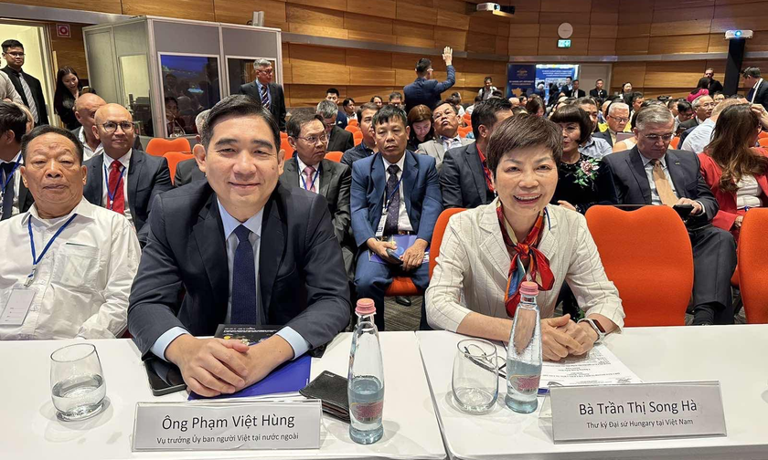 Đại sứ Việt Nam tại Hungary Nguyễn Bích Thảo cùng Đoàn công tác của Ủy ban Nhà nước về NVNONN tại Diễn đàn Doanh nghiệp Việt kiều tại châu Âu lần thứ 12.
