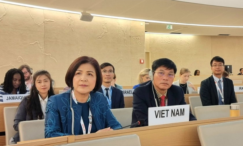 Đại sứ Lê Thị Tuyết Mai và các thành viên Đoàn Việt Nam tại một phiên họp của Khóa 54 HĐNQ, tháng 9/2023. Ảnh: Phái đoàn Việt Nam tại Geneva.