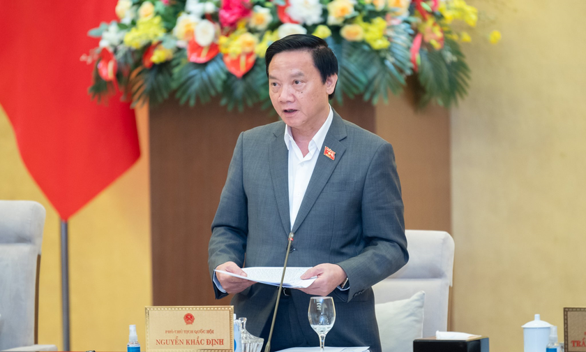 Phó Chủ tịch Quốc hội Nguyễn Khắc Định phát biểu tại phiên họp.