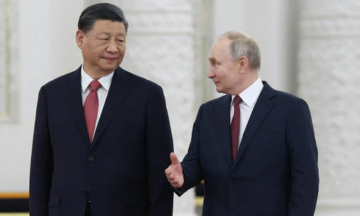 Tổng thống Nga Putin (bên phải) và Chủ tịch Trung Quốc Tập Cận Bình.