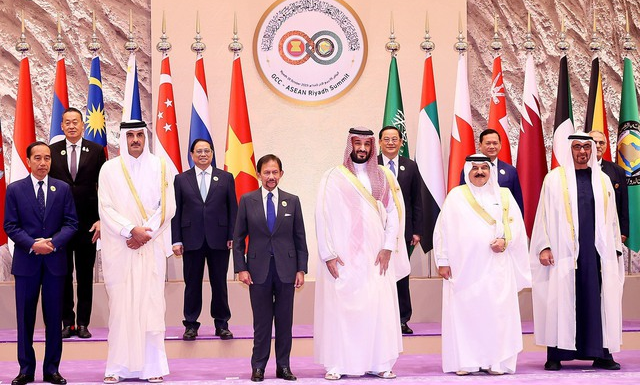 Thủ tướng, Hoàng Thái tử Ả rập Xê-út Mohammed bin Salman đón Thủ tướng Phạm Minh Chính và các trưởng đoàn dự Hội nghị. Ảnh: VGP
