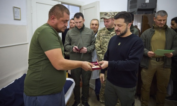 Tổng thống Ukraine Zelensky và các binh sỹ Ukraine.