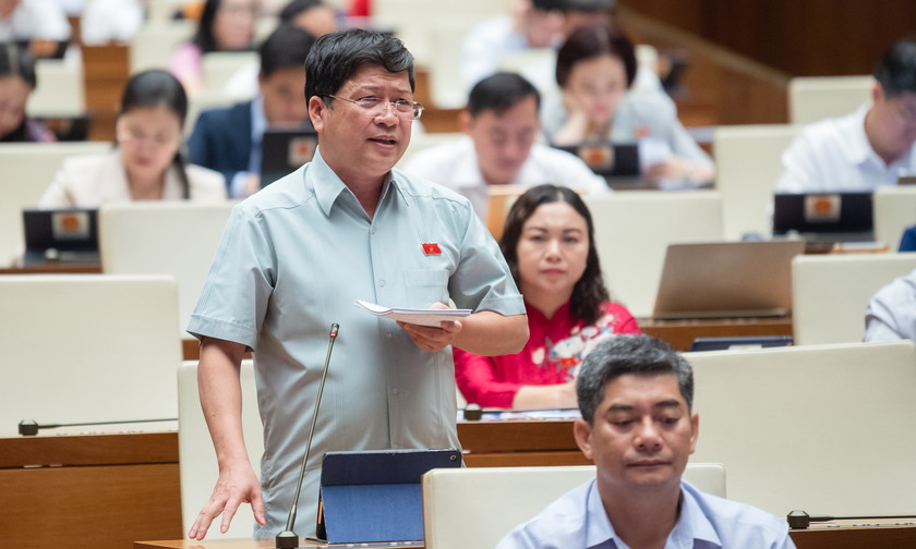 Đại biểu Tạ Văn Hạ phát biểu tại phiên họp.
