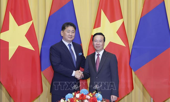 Chủ tịch nước Võ Văn Thưởng với Tổng thống Mông Cổ Ukhnaagiin Khurelsukh tại cuộc hội đàm. Ảnh: Thống Nhất/TTXVN