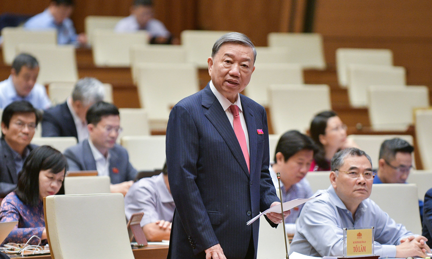 Bộ trưởng Bộ Công an Tô Lâm trả lời chất vấn tại phiên họp.