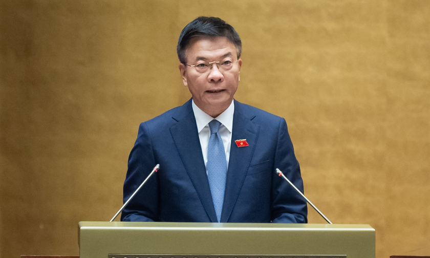 Bộ trưởng Bộ Tư pháp Lê Thành Long trình bày báo cáo tại phiên họp.