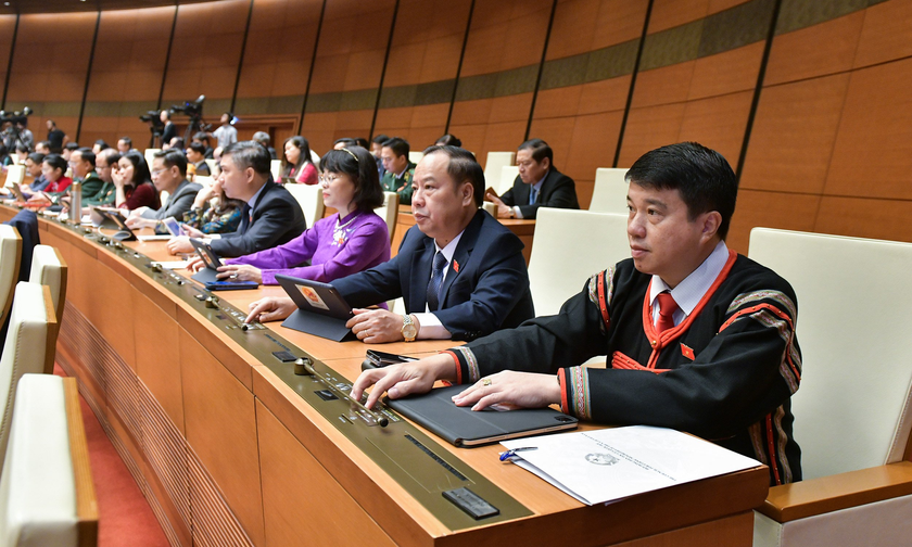 Các đại biểu Quốc hội ấn nút biểu quyết thông qua Nghị quyết.