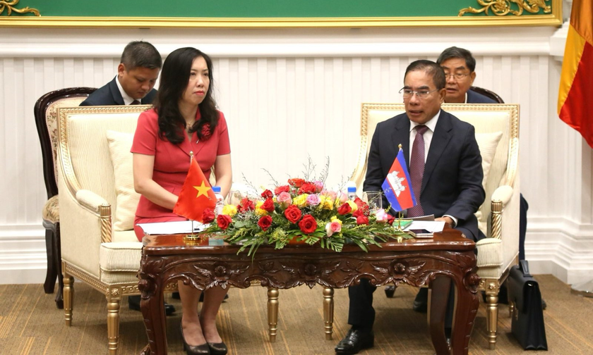Thứ trưởng Lê Thị Thu Hằng làm việc với ông Kiet Channarith, Quốc vụ khanh Bộ Nội vụ Campuchia.