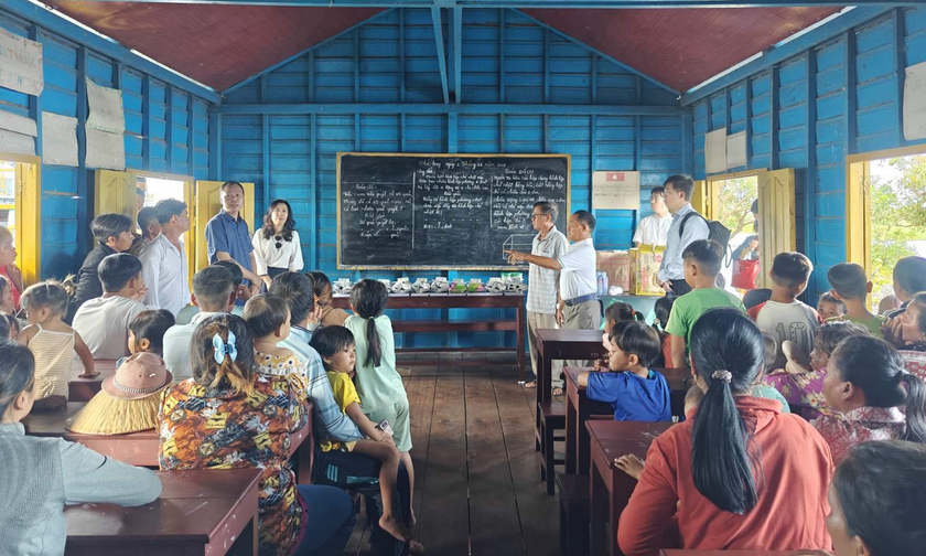 Thứ trưởng Lê Thị Thu Hằng và Đoàn công tác thăm bà con và lớp học trên Biển Hồ tại làng nổi Kbal Tao, tỉnh Battambang.