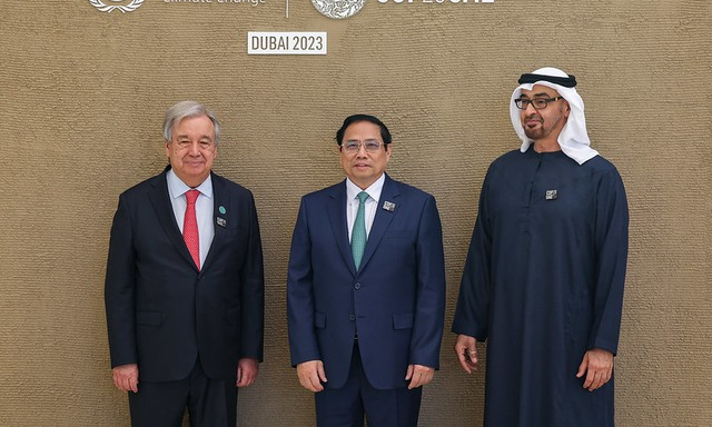 Tổng thống UAE Mohamed bin Zayed Al Nahyan và Tổng Thư ký Liên Hợp Quốc António Guterres đón Thủ tướng Phạm Minh Chính dự Hội nghị Thượng đỉnh hành động khí hậu thế giới trong khuôn khổ Hội nghị các bên tham gia Công ước khung về biến đổi khí hậu lần thứ 28 (COP28). Ảnh: VGP