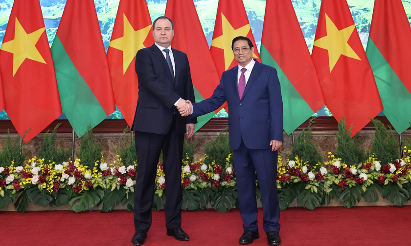 Thủ tướng Phạm Minh Chính và Thủ tướng Belarus trước khi tiến hành hội đàm.