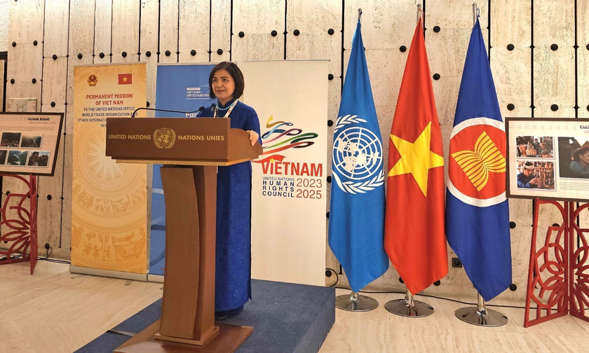 Đại sứ Lê Thị Tuyết Mai, Trưởng Phái đoàn Việt Nam tại Geneva phát biểu khai mạc Triển lãm. Ảnh: PV TTXVN tại Geneva