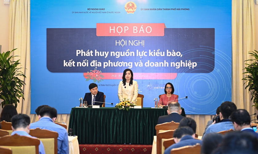 Thứ trưởng Lê Thị Thu Hằng phát biểu tại họp báo.