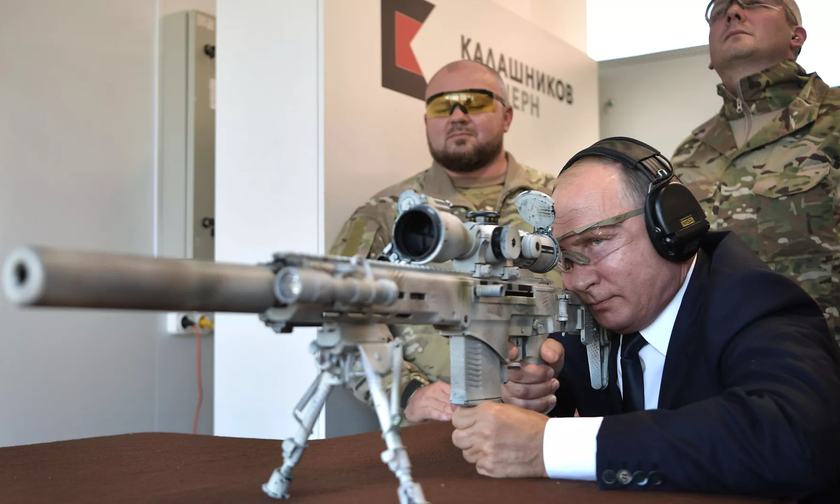 Tổng thống Nga Vladimir Putin ngắm mục tiêu từ súng trường bắn tỉa Chukavin khi đến thăm Trung tâm súng trường của Tập đoàn Kalashnikov.