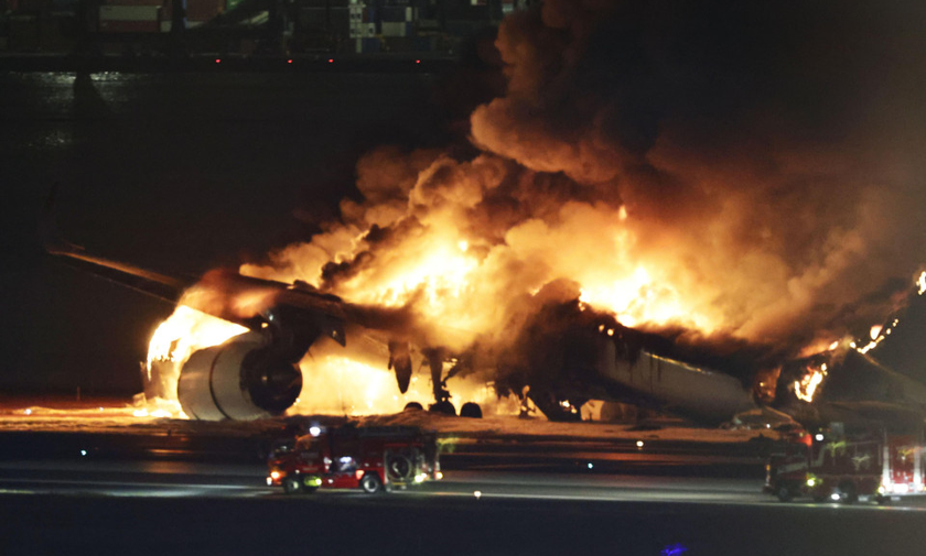 Máy bay của Japan Airlines bốc cháy trên đường băng ở sân bay Haneda tại Tokyo.