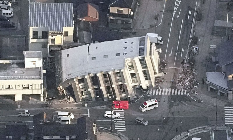 Một tòa nhà bị sập do động đất.