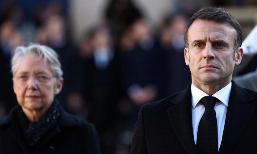 Tổng thống Emmanuel Macron (phải) đã chấp nhận đơn từ chức của Thủ tướng Elisabeth Borne.
