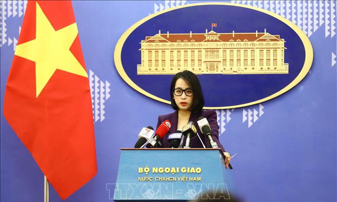 Người phát ngôn Bộ Ngoại giao Phạm Thu Hằng phát biểu tại họp báo.
