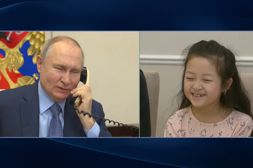 Tổng thống Nga Putin nói chuyện qua điện thoại với cô bé Kristina Sin.