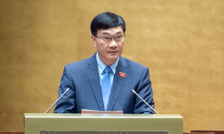 Chủ nhiệm Ủy ban Kinh tế của Quốc hội Vũ Hồng Thanh trình bày báo cáo tại phiên họp. Ảnh: TTXVN
