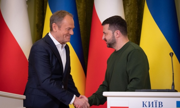 Tổng thống Ukraine Volodymyr Zelensky (bên phải) và Thủ tướng Ba Lan Donald Tusk.