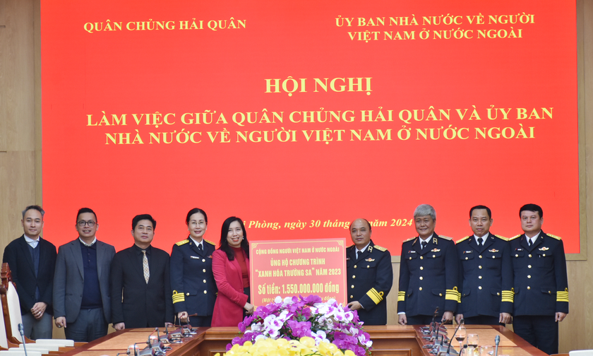 Thứ trưởng Lê Thị Thu Hằng thay mặt cộng đồng NVNONN trao số tiền 1,55 tỷ đồng mà bà con kiều bào đóng góp ủng hộ chương trình “Xanh hóa Trường Sa” do Quân chủng Hải quân phát động trong năm 2023.