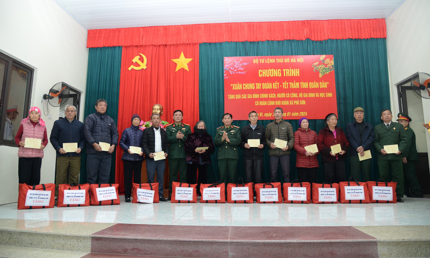 Lãnh đạo Bộ Tư lệnh Thủ đô Hà Nội tặng quà các đối tượng chính sách.
