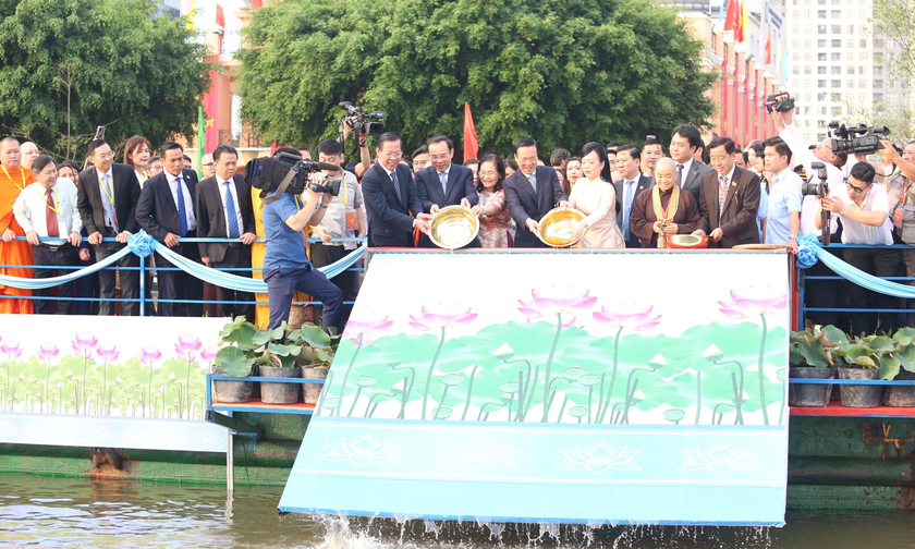 Chủ tịch nước Võ Văn Thưởng và Phu nhân cùng lãnh đạo TP Hồ Chí Minh thực hiện nghi thức thả cá chép tiễn ông Công, ông Táo tại Bến Nhà Rồng. Ảnh: Hoàng Hùng.
