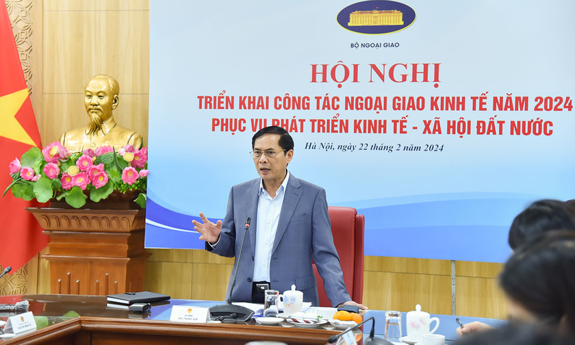 Bộ trưởng Bộ Ngoại giao Bùi Thanh Sơn phát biểu định hướng tại hội nghị.