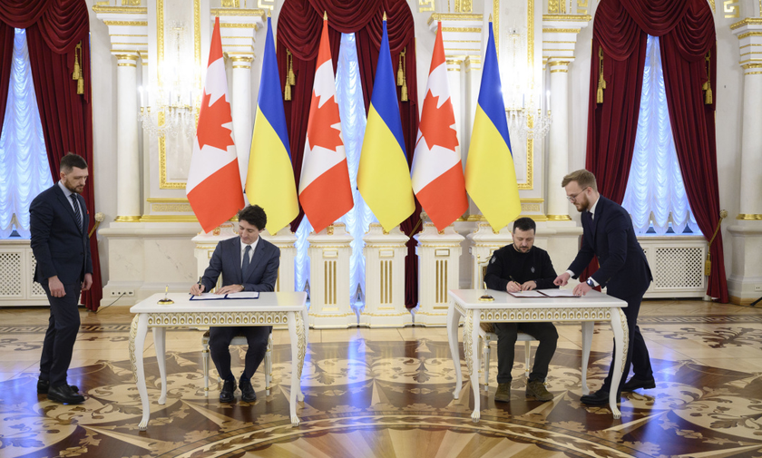 Tổng thống Ukraine Volodymyr Zelensky và Thủ tướng Canada Justin Trudeau ký thỏa thuận hợp tác an ninh giữa Ukraine và Canada.