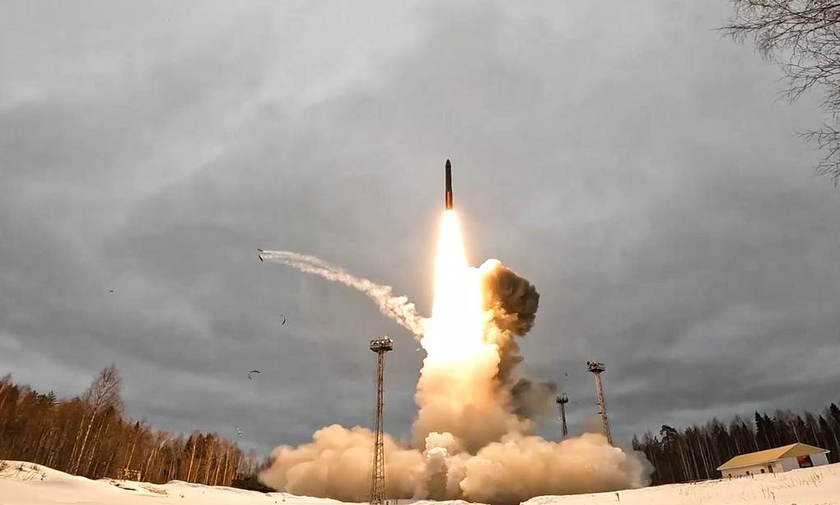Tên lửa đạn đạo xuyên lục địa Yars được phóng từ sân bay vũ trụ Plesetsk của Nga.