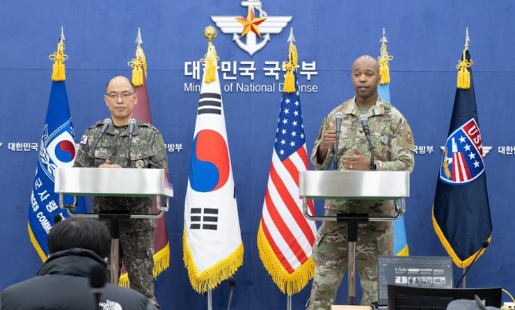 Đại tá Lee Sung-jun, người phát ngôn của Hội đồng Tham mưu trưởng Liên quân cùng Đại tá Issac Taylor, người phát ngôn của Lực lượng Mỹ tại Hàn Quốc trong cuộc họp báo về cuộc tập trận mới đây.