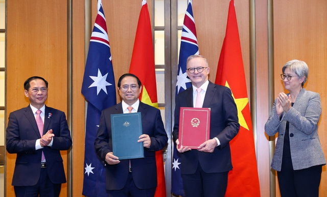 Thủ tướng Phạm Minh Chính và Thủ tướng Australia Anthony Albanese trao đổi tuyên bố về việc nâng cấp quan hệ hai nước lên Đối tác Chiến lược toàn diện. Ảnh: VGP