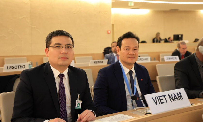 Đại sứ Mai Phan Dũng (phải), Trưởng Phái đoàn Thường trực của Việt Nam tại LHQ phát biểu tại Phiên họp. Ảnh: Anh Hiển/TTXVN.