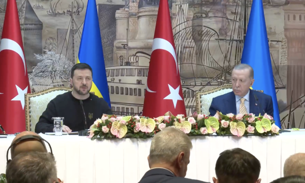 Tổng thống Thổ Nhĩ Kỳ Erdogan và người đồng cấp Ukraine tại họp báo chung sau cuộc hội đàm ở Istanbul.