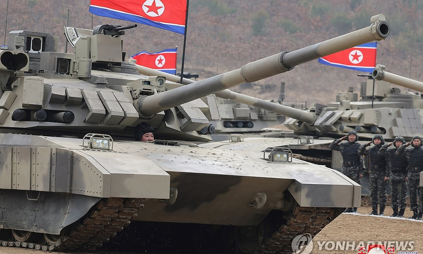 Bức ảnh ông Kim lái xe tăng do truyền thông Triều Tiên công bố.
