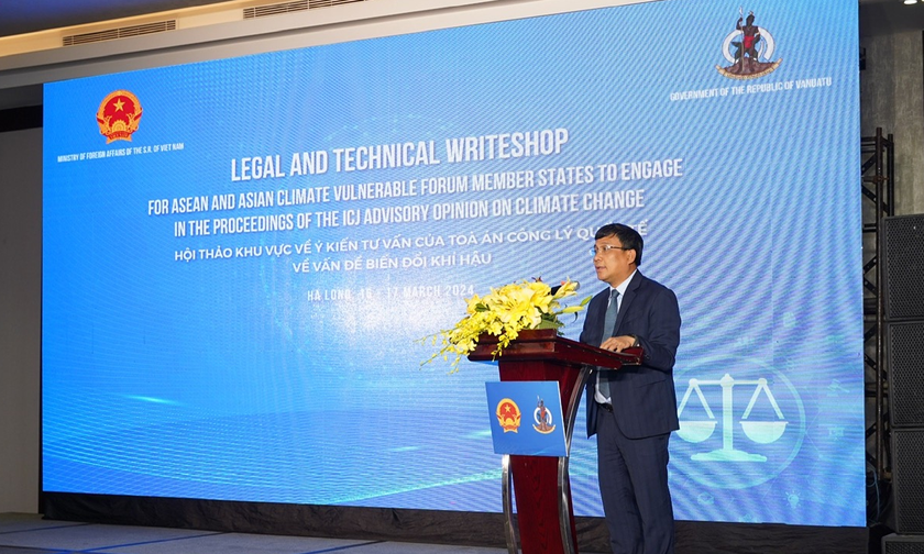Thứ trưởng Thường trực Bộ Ngoại giao Nguyễn Minh Vũ phát biểu khai mạc hội thảo.