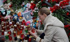Người dân đặt hoa và nến tưởng niệm các nạn nhân.