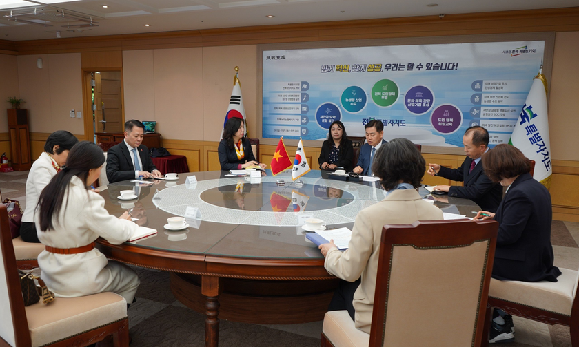 Đoàn công tác làm việc với Tỉnh trưởng tỉnh Jeonbuk.