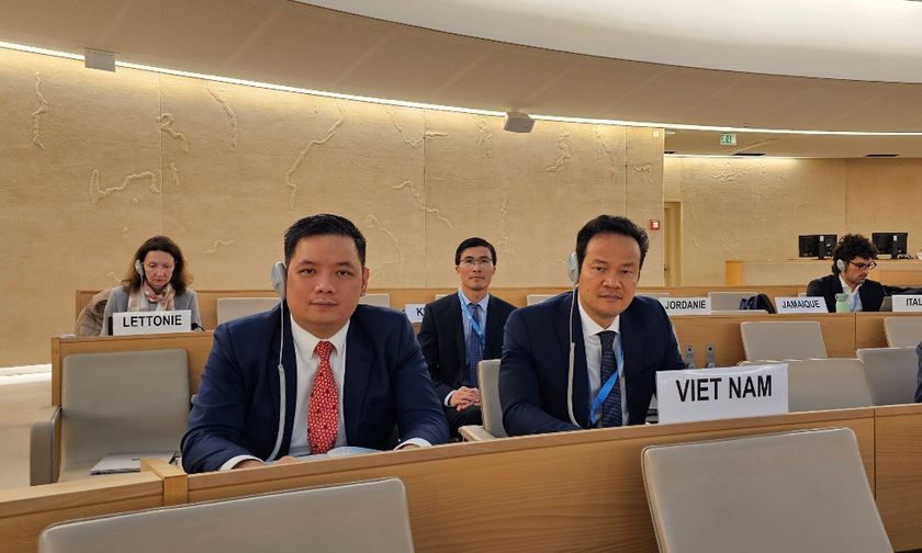 Đại sứ Mai Phan Dũng (bên phải) phát biểu tại Phiên họp. Ảnh: Phái đoàn Việt Nam tại Geneva