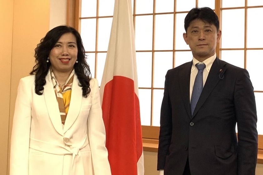 Thứ trưởng Bộ Ngoại giao Lê Thị Thu Hằng và Thứ trưởng Bộ Ngoại giao Nhật Bản Komura Masahiro. 