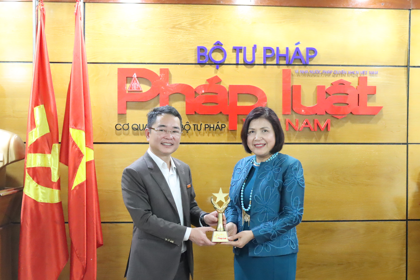 Tổng Biên tập Báo Pháp luật Việt Nam Vũ Hoài Nam trao cúp của Chương trình Gương sáng Pháp luật cho Đại sứ Lê Thị Tuyết Mai.