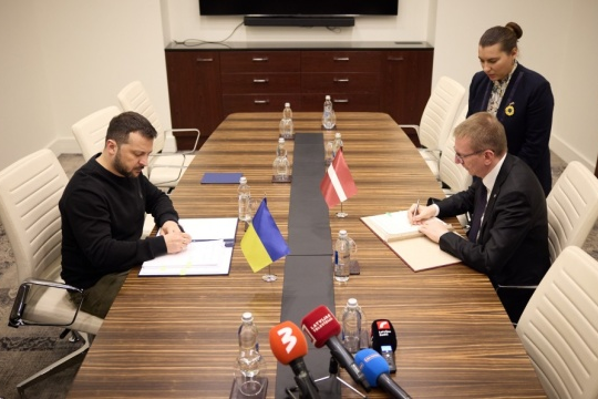 Tổng thống Ukraine Volodymyr Zelensky và người đồng cấp Latvia Edgars Rinkevics ký thỏa thuận an ninh giữa hai nước.