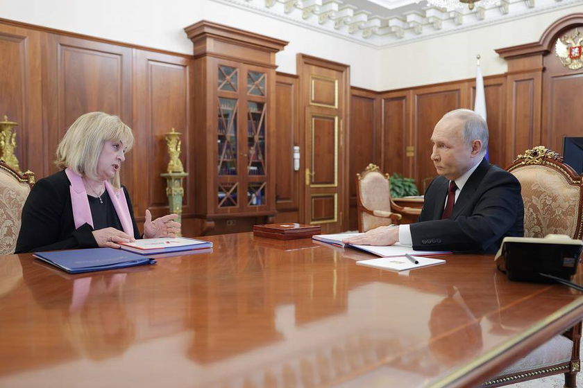 Chủ tịch Ủy ban bầu cử trung ương Nga Ella Pamfilova và Tổng thống Nga Vladimir Putin.