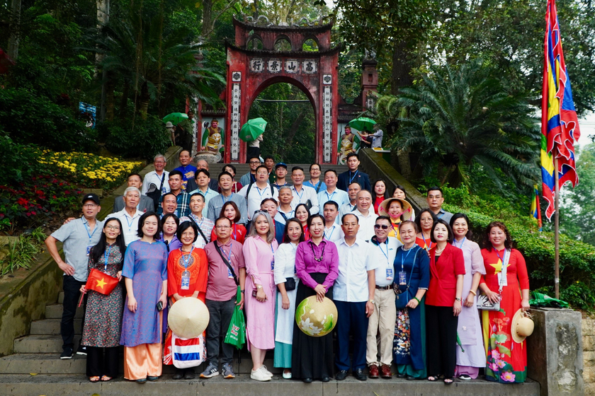 Đoàn chụp ảnh lưu niệm trước cổng Đền Hùng.