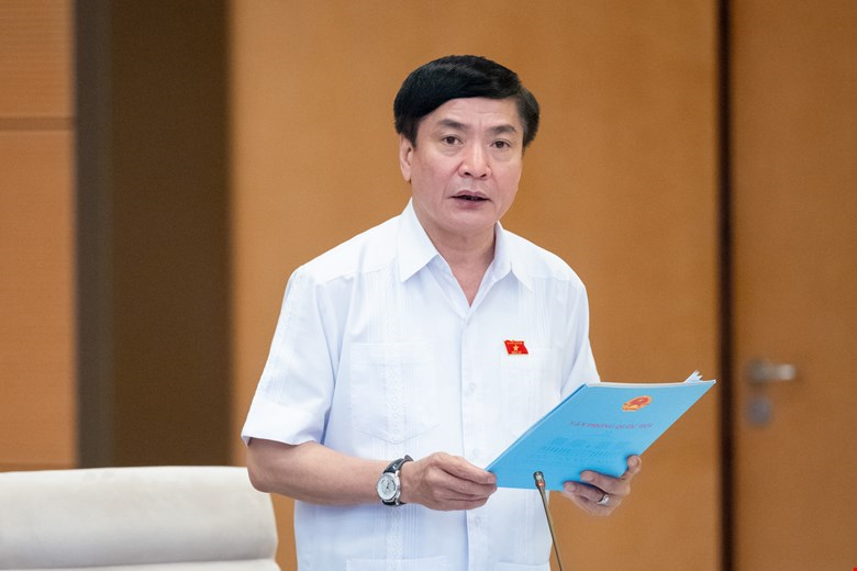 Tổng thư ký QH Bùi Văn Cường trình bày báo cáo tại phiên họp.