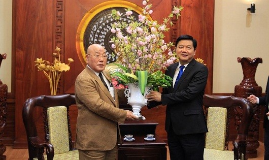Ông ISao, cố vấn đặc biệt của Thủ tướng Abe- trưởng đoàn DN Nhật Bản tặng xe PCCC và gói cảnh quan thiết kế cho TP Hồ Chí Minh. Bí thư Thăng "đặt hàng" trồng hoa anh đào ven những con kênh mới của thành phố.