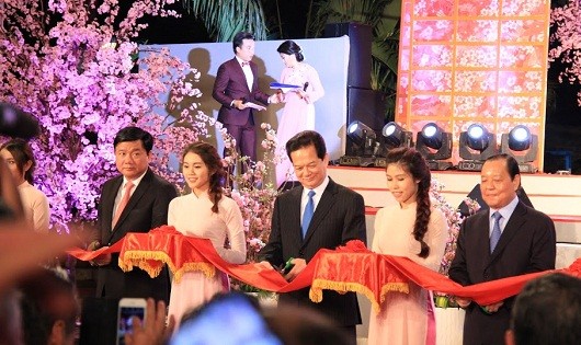 Nguyên Thủ tướng Nguyễn Tấn Dũng, bí thư thành uỷ Đinh La Thăng và đại diện Ban tổ chức cắt băng khai mạc lễ hội hoa tại TP Hồ Chí Minh
