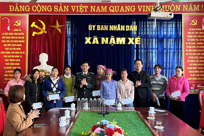 Cục THADS tỉnh Lào Cai tặng quà Tết cho các hộ dân có hoàn cảnh khó khăn 